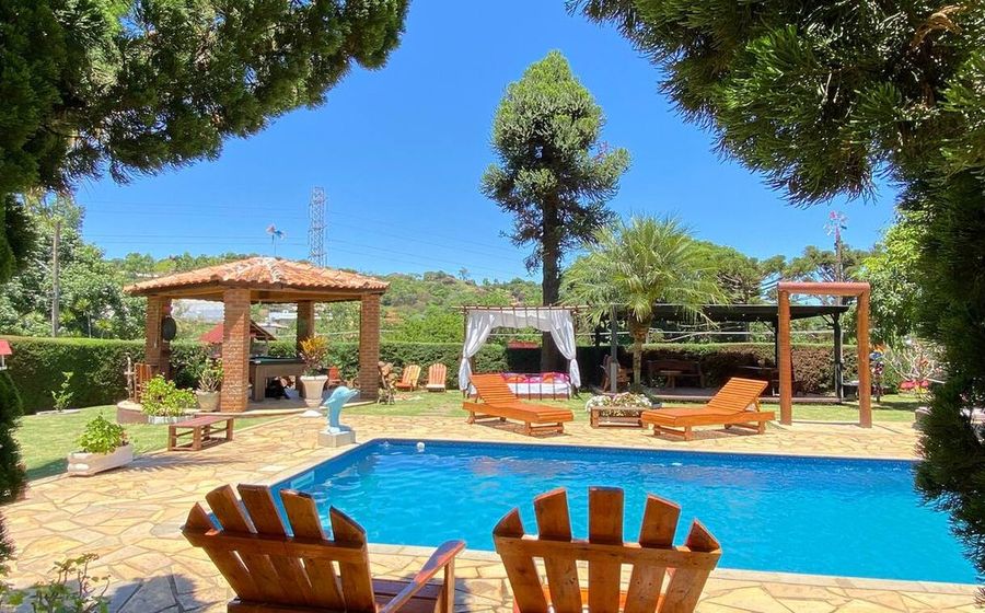 Piscina com gazebos da Chácara Theodora em Atibaia